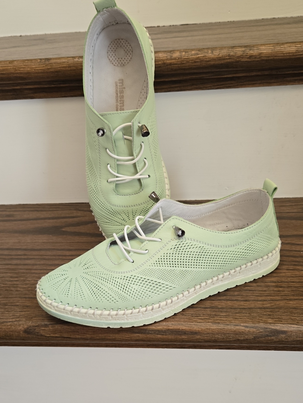 Women’s Mint Green Casual Lace-Up Sneakers